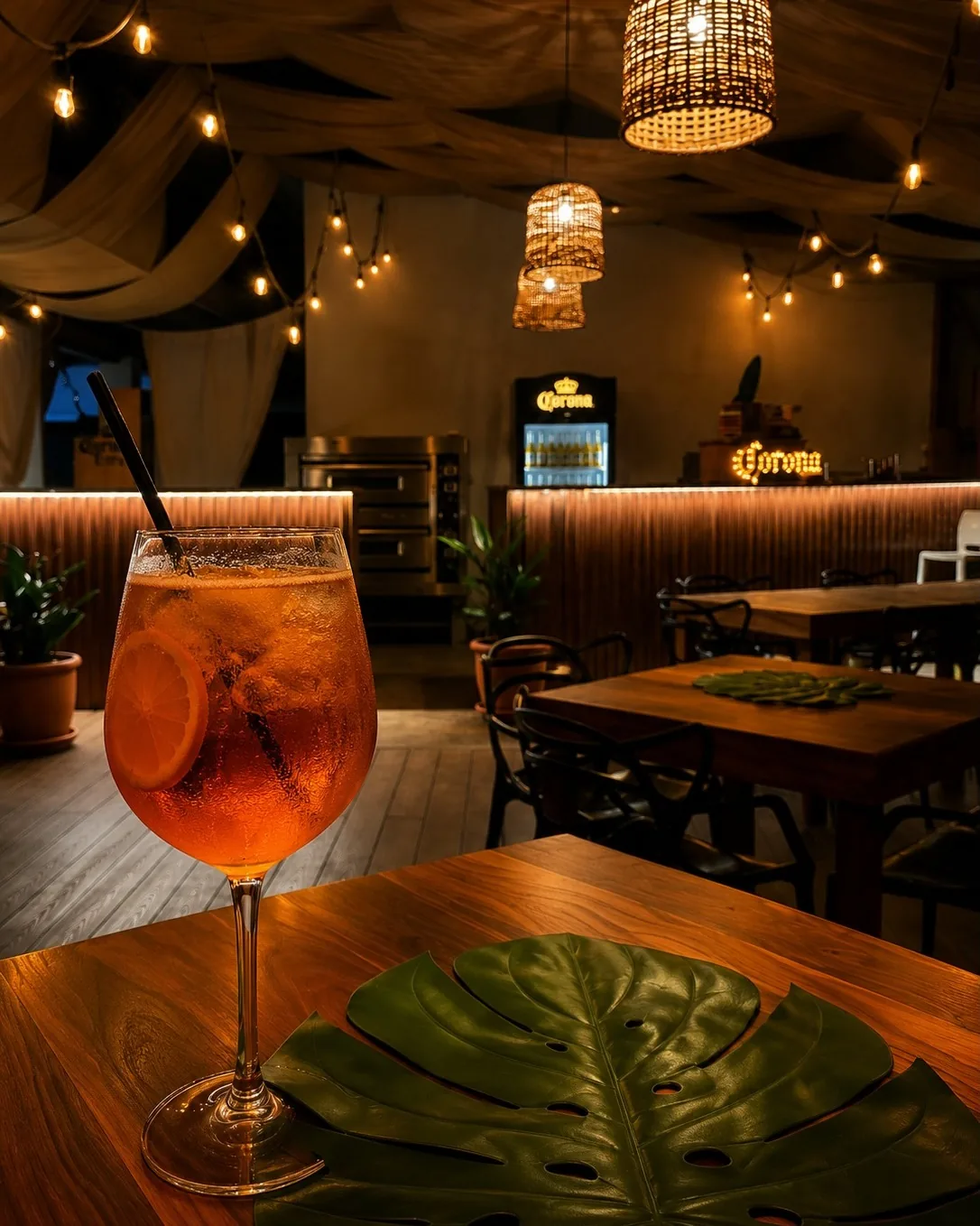 Aperol Spritz en la barra, con las luces cálidas del comedor detrás