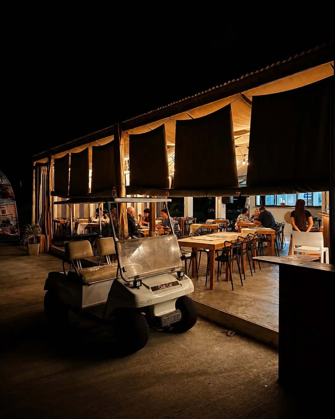 La terraza de Benvolentieri iluminada de noche, vista desde fuera